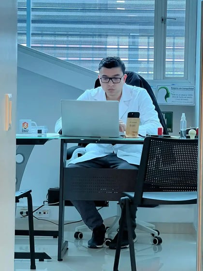 Doctor Roberto Aldana, ortopedista y traumatólogo experto en plasma rico en plaquetas para artrosis de rodilla en Bogotá