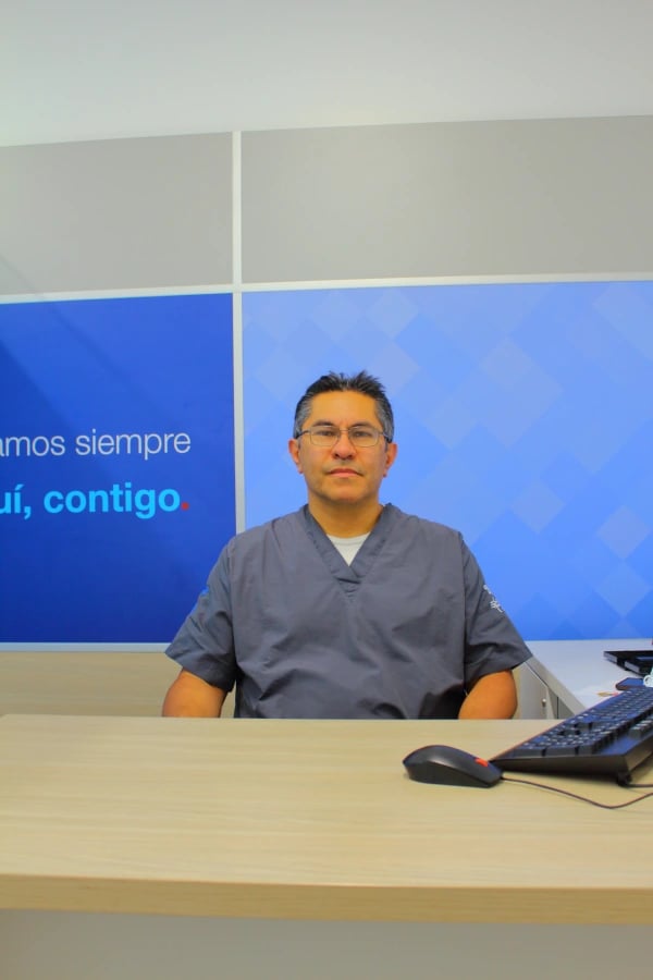 Fotografía del Doctor Víctor Hugo Lizcano, cirujano de artroscopia de rodilla