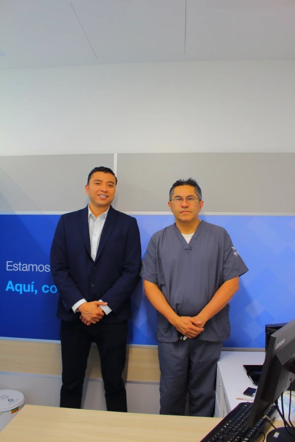Footografía del Doctor Victor Hugo Lizcano y el Doctor Roberto Aldana, cirujanos de artroscopia de rodilla